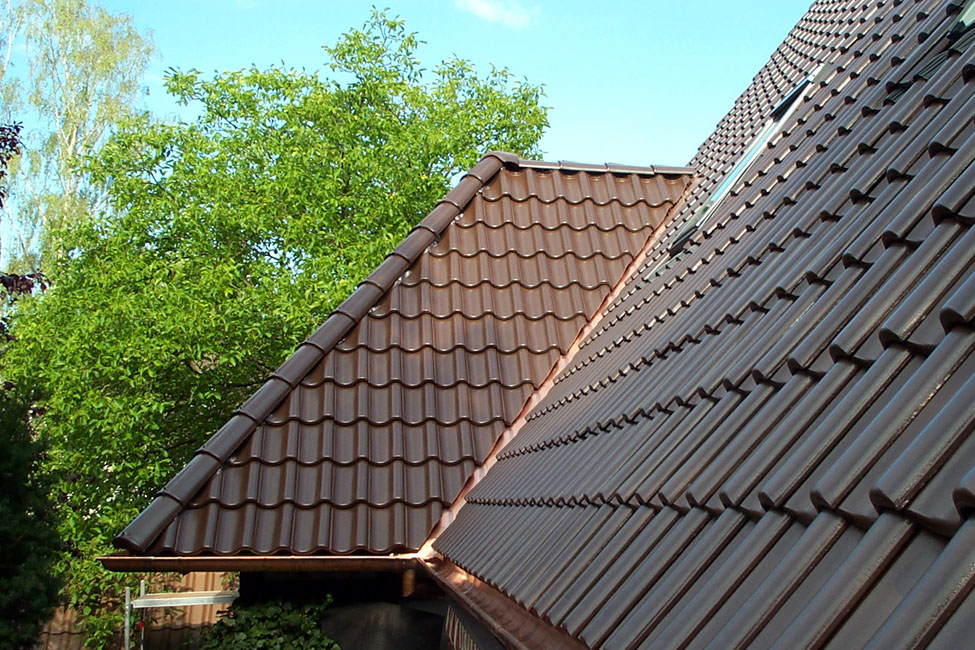 Satteldacheindeckung von der Dachdeckerei Hertwich
